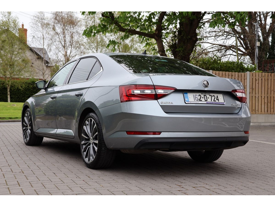 2016 Skoda Superb - image 4