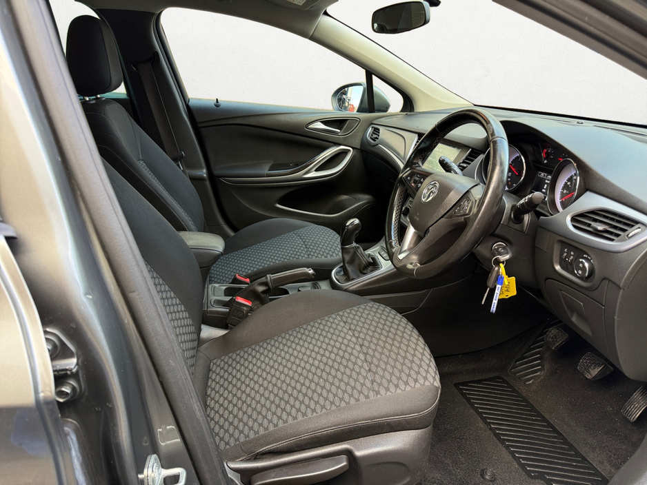 2019 Vauxhall Astra - image 5