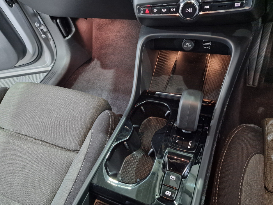 2022 Volvo XC40 T4 RECHARGE PLUS DARK AUTOMATIC **ONE OWNER / APPLE CARPLAY / BLIND SPOT ASSIST / CRUISE CONTROL / ELECTRIC BOOTLID / HEATED FRONT & REAR SEATS / REVERSE CAMERA / SAT NAV / WIRELESS PHONE CHARGING** €33,900