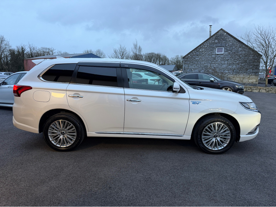 2020 Mitsubishi Outlander - image 11