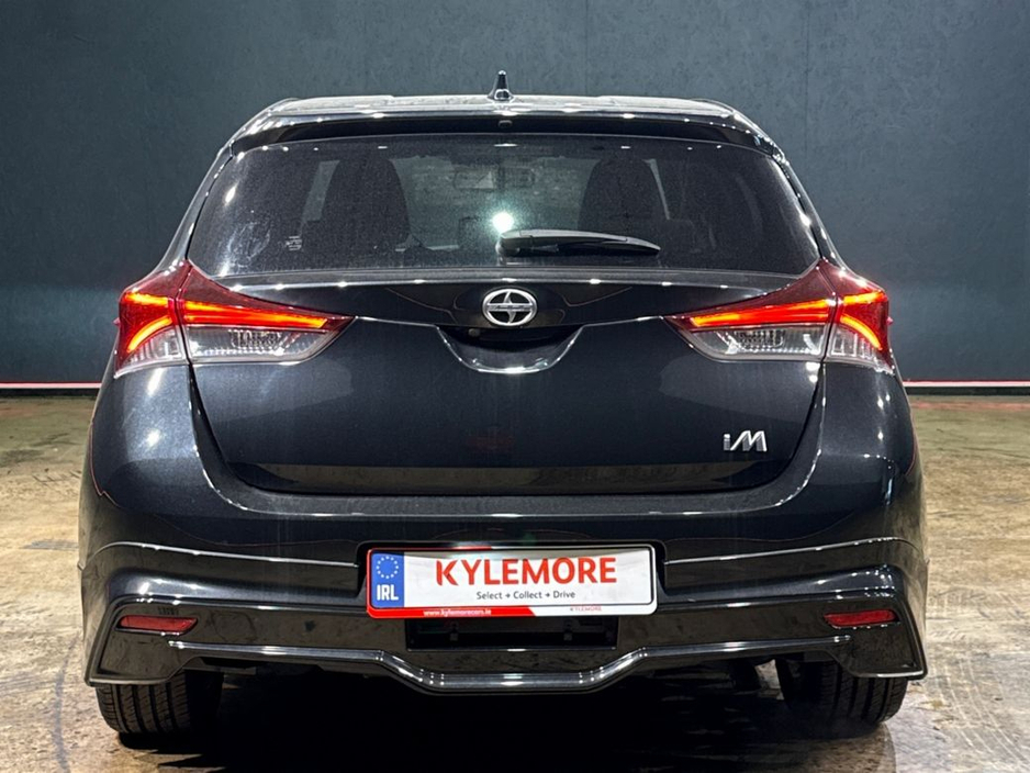 2016 Toyota Auris - image 4