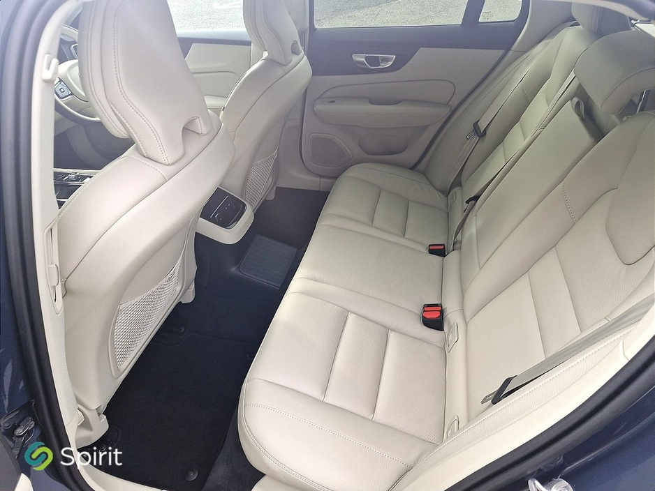 2025 Volvo V60 - image 5