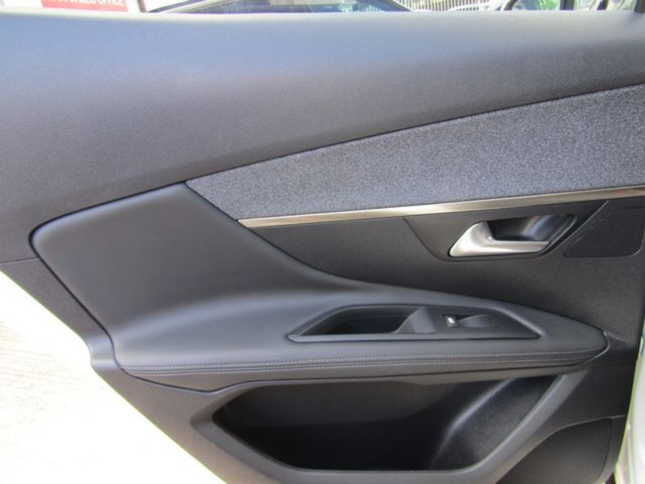 2018 Peugeot 3008 - image 24