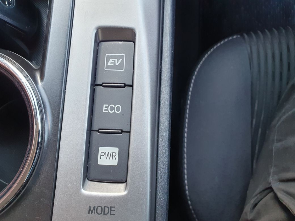 2018 Toyota Prius+ - image 17