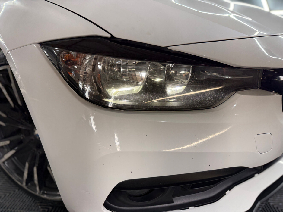 2016 BMW 3 Series - image 3