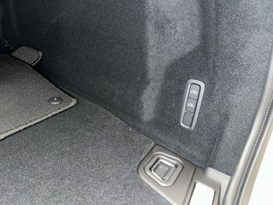 2025 Volvo XC60 - image 24