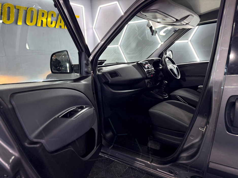 2017 Fiat Doblo - image 16