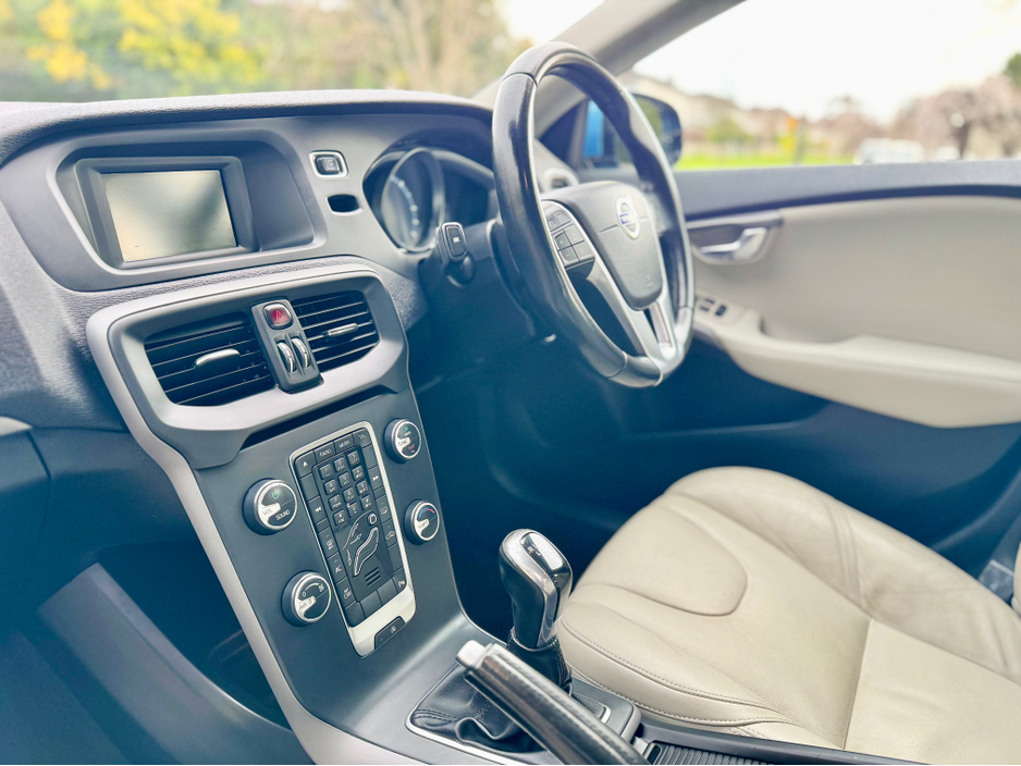 2015 Volvo V40 - image 16