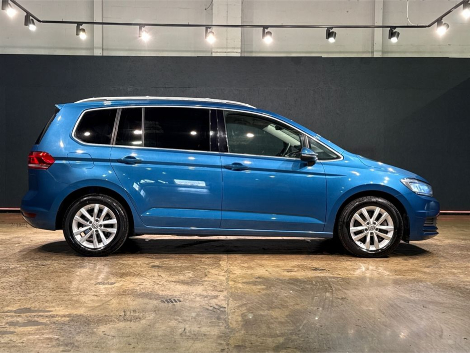 2017 Volkswagen Touran - image 2