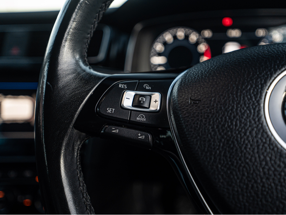 2017 Volkswagen Golf 172 Golf 1.0tsi HIGHLINE/FSH/High spec/1yr warrant €16,888