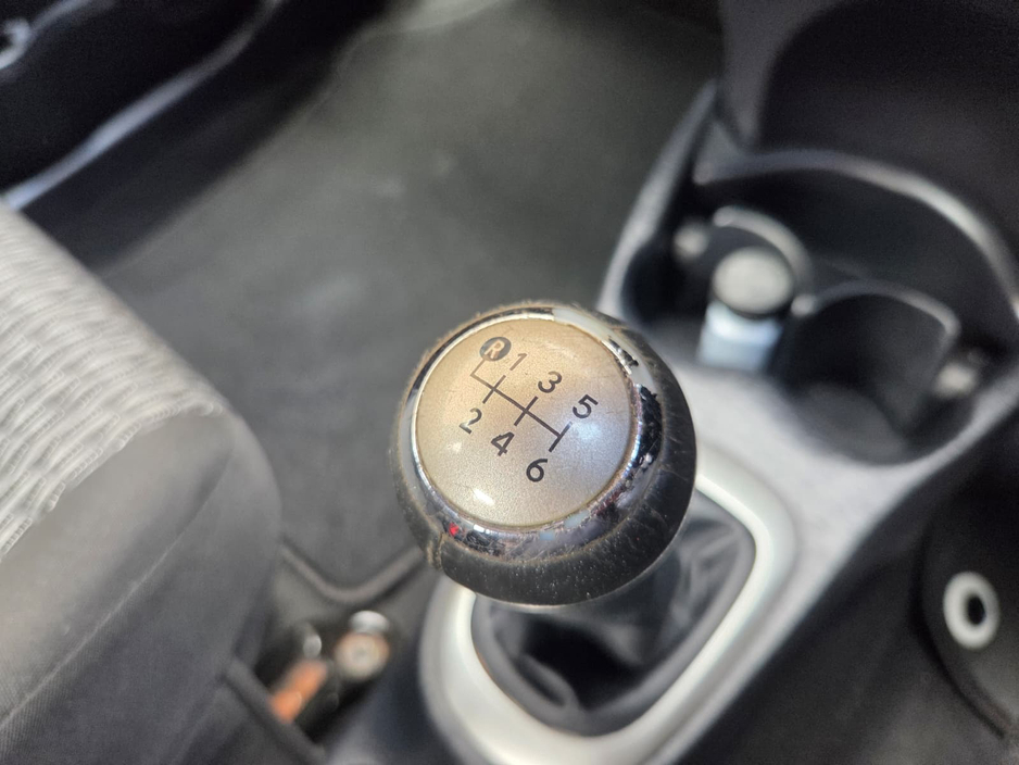 2013 Toyota Yaris - image 23