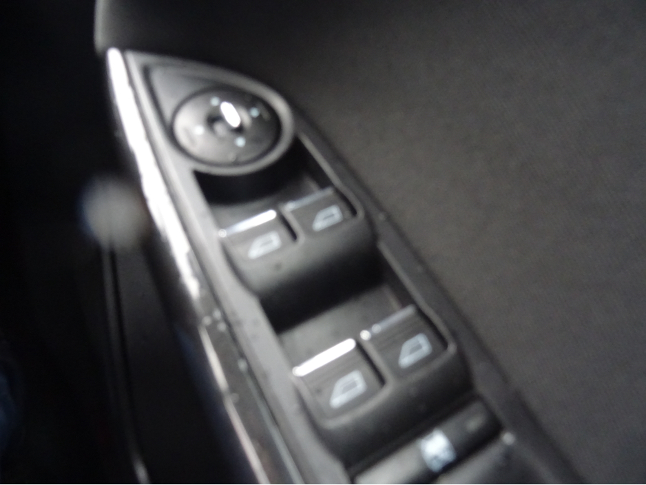 2016 Ford Focus - image 19