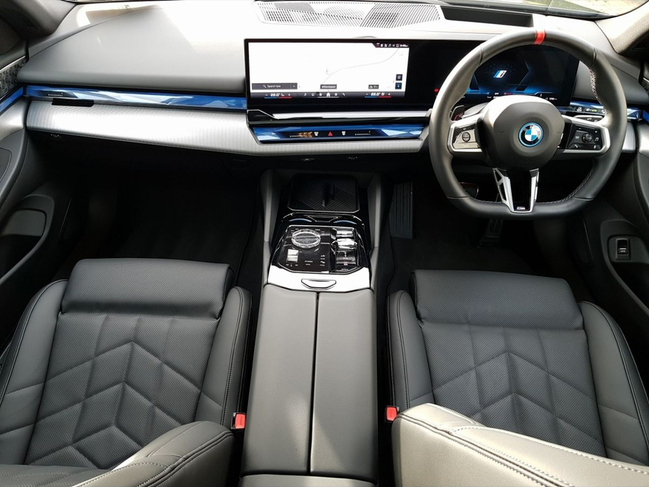 2025 BMW i5 - image 4