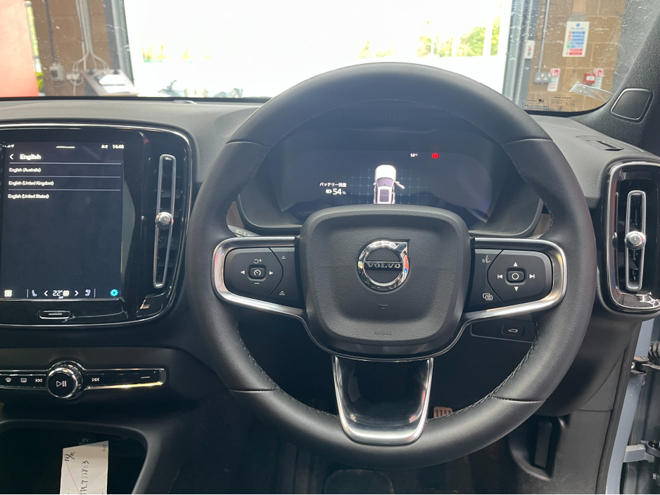 2022 Volvo XC40 - image 8