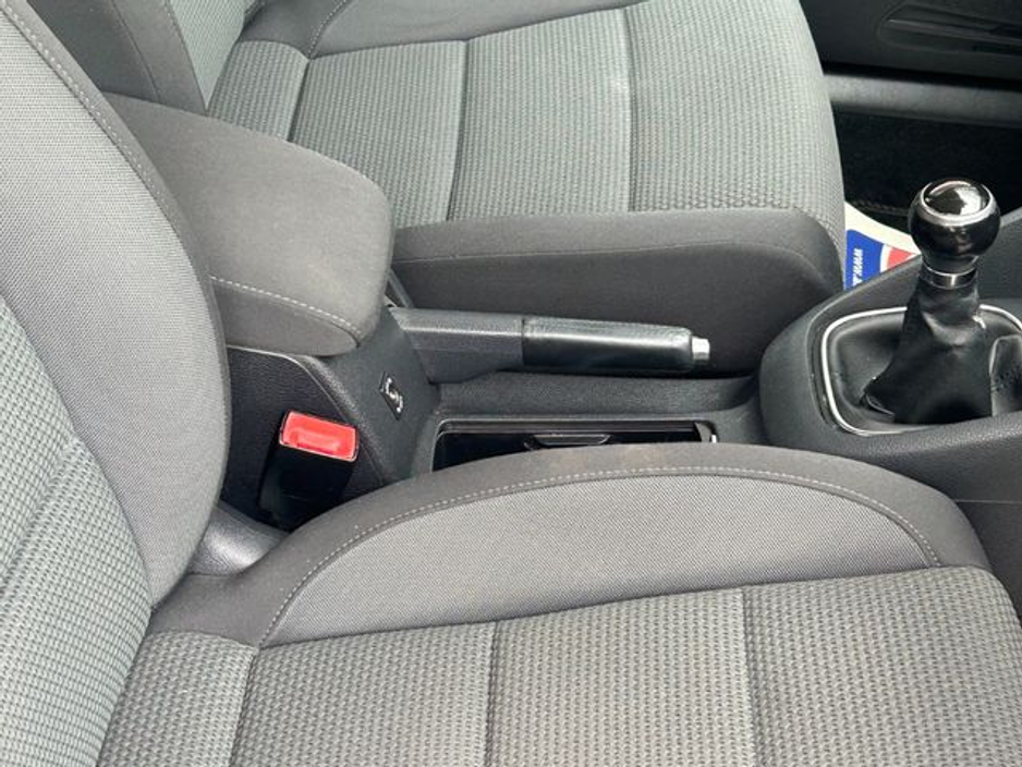 2013 Volkswagen Golf - image 25