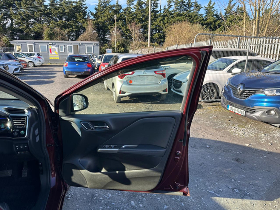 2015 Honda Grace - image 9