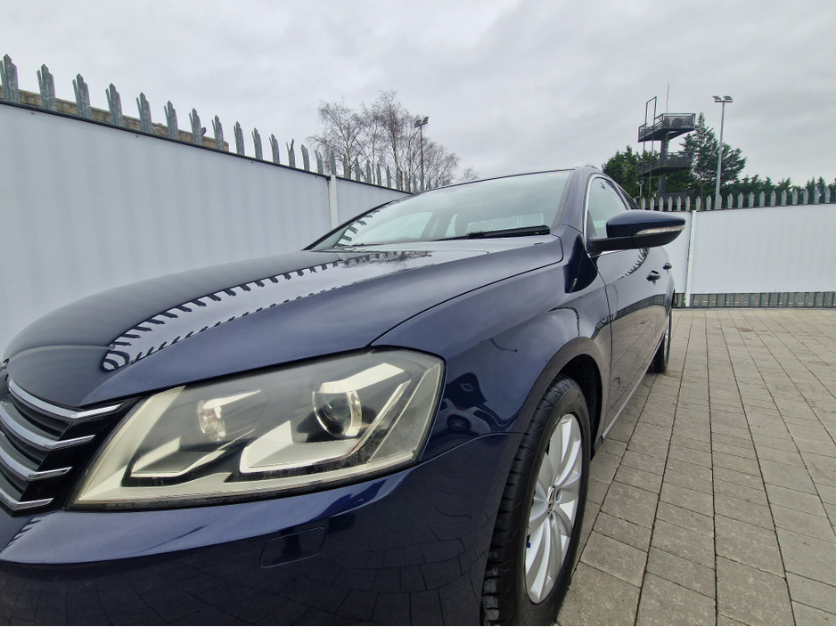 2012 Volkswagen Passat - image 5