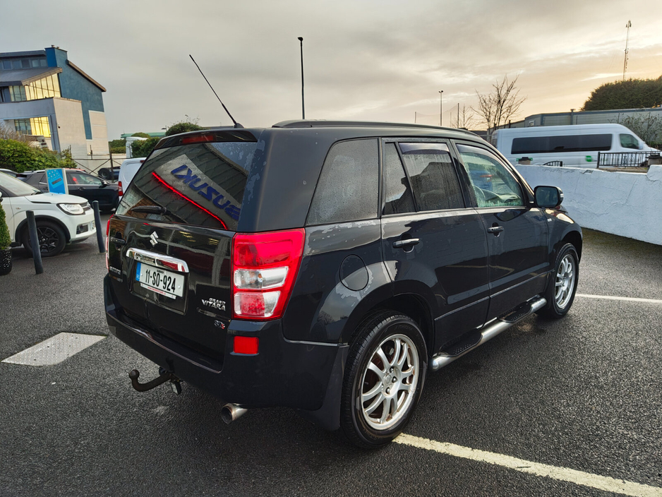 2011 Suzuki Grand Vitara - image 9