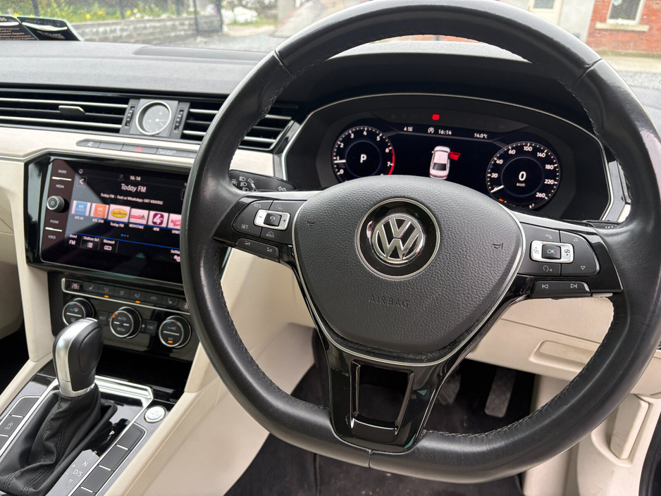 2018 Volkswagen Passat - image 2