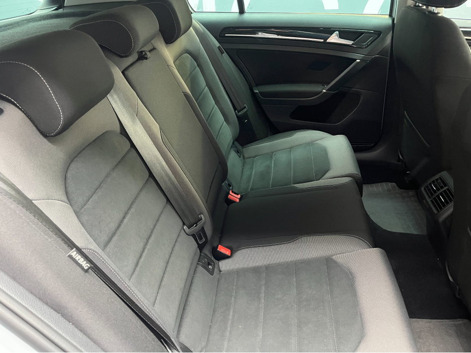 2018 Volkswagen Golf - image 12