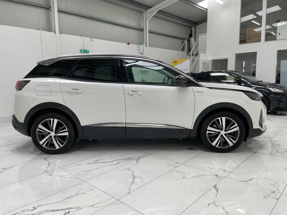 2021 Peugeot 3008 - image 2