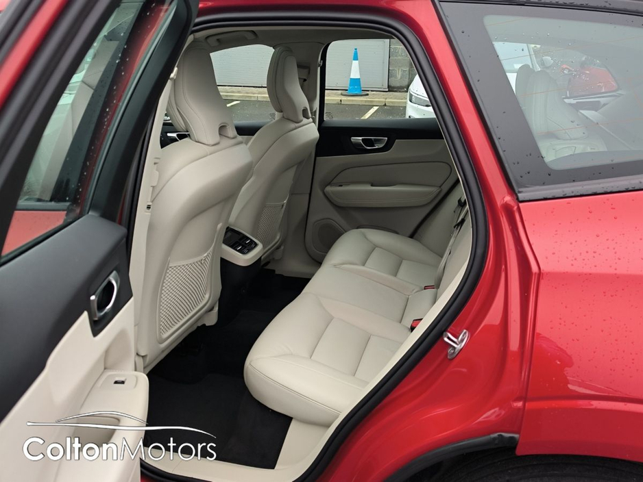 2022 Volvo XC60 - image 13