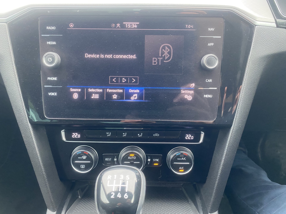 2020 Volkswagen Passat - image 5