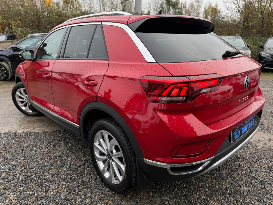 2023 Volkswagen T-Roc - image 5