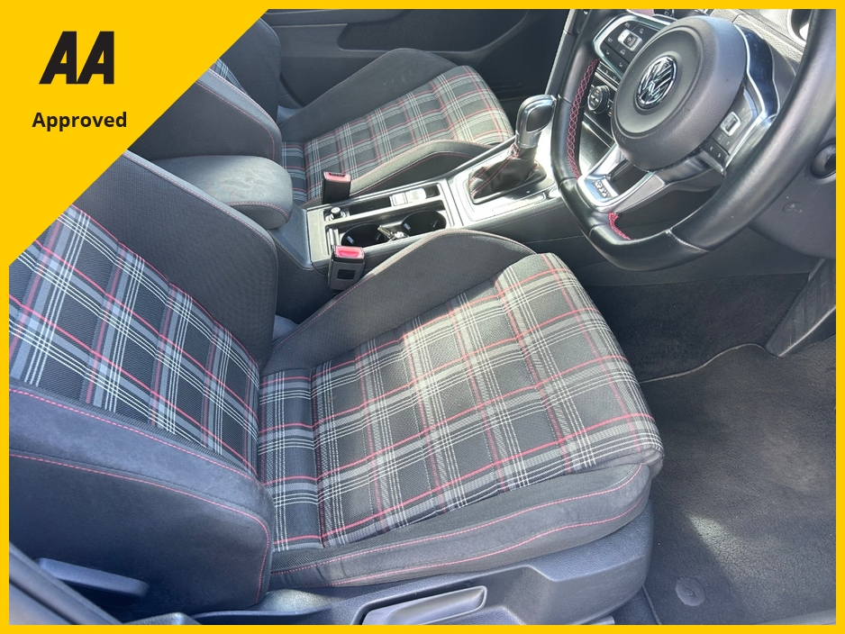 2015 Volkswagen Golf - image 13