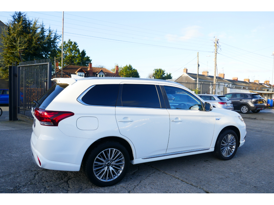 2020 Mitsubishi Outlander - image 5