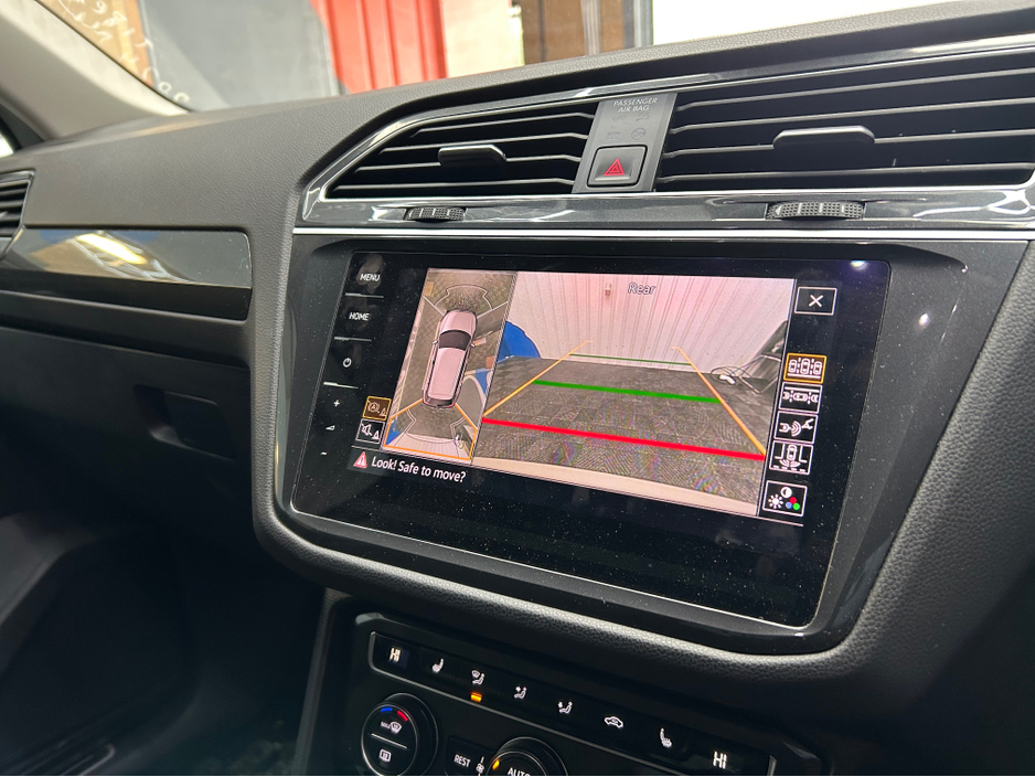 2018 Volkswagen Tiguan - image 11