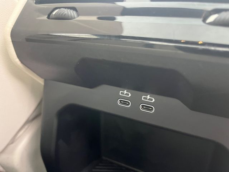 2024 BMW 5 Series - image 10