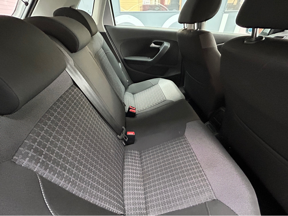 2017 Volkswagen Polo - image 8