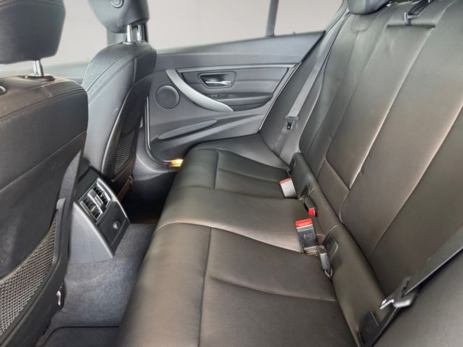 2015 BMW 3 Series - image 16