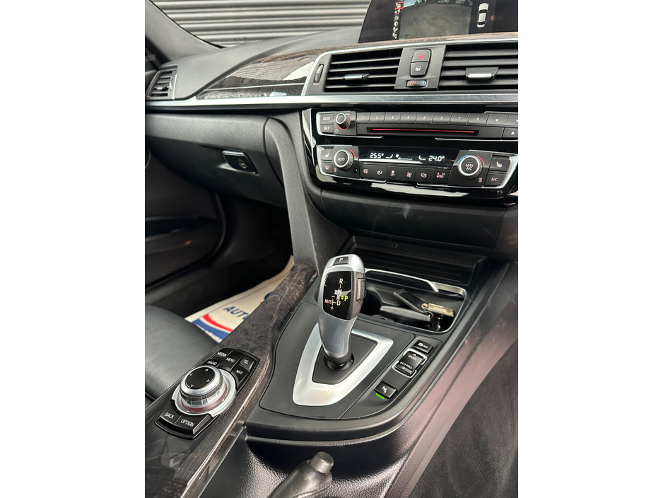 2017 BMW 3 Series - image 20