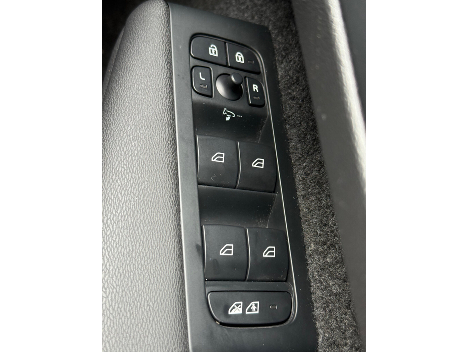 2023 Volvo XC40 - image 25