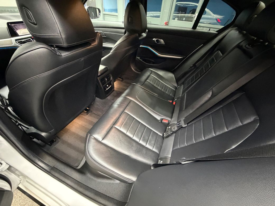 2021 BMW 3 Series - image 31