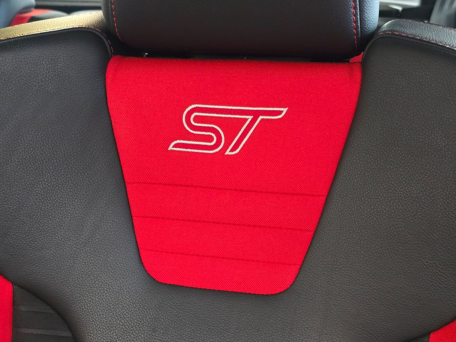 2016 Ford Focus - image 24