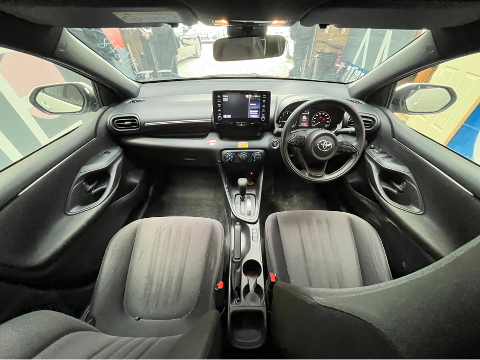 2020 Toyota Yaris - image 12