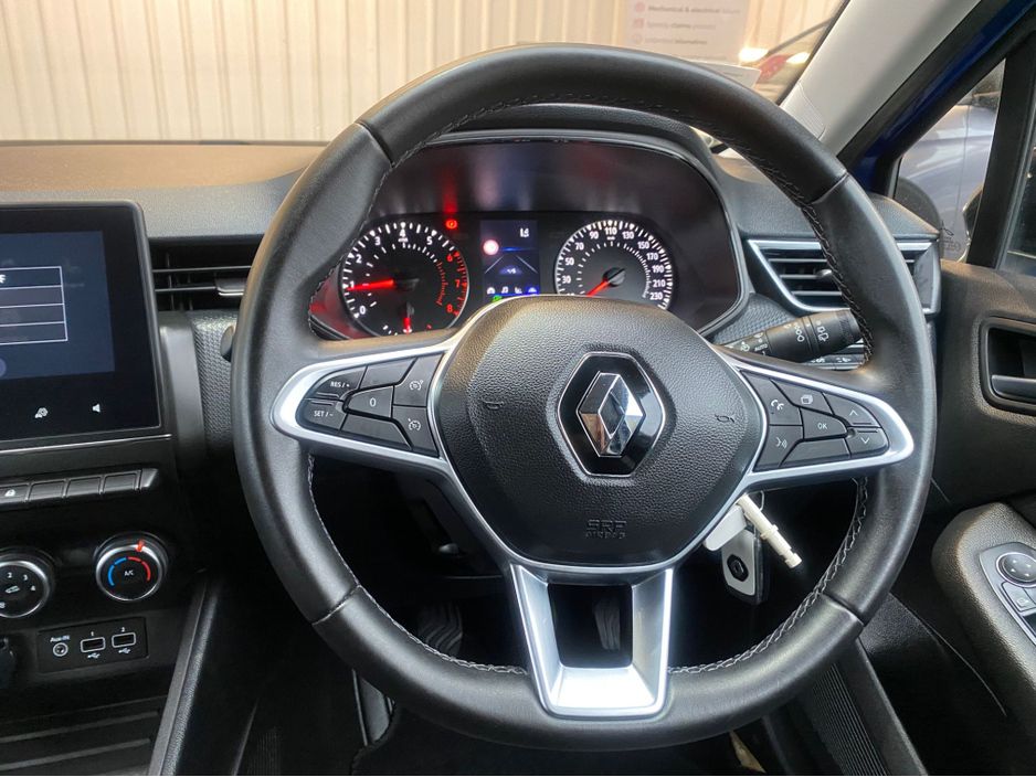 2023 Renault Clio - image 6