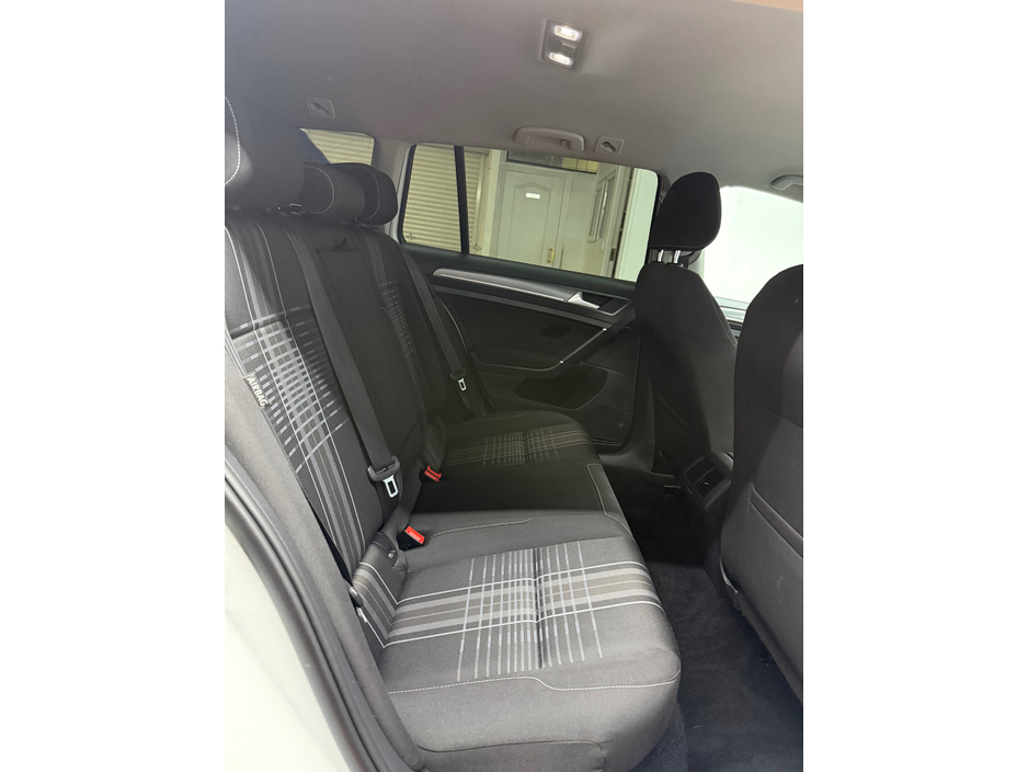 2015 Volkswagen Golf - image 17