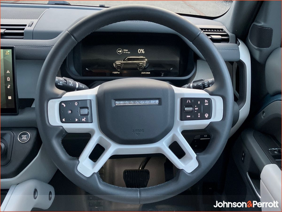 2025 Land Rover Defender 110 2.0 Si4 PHEV 300 PS S Campaign (Remainder of 5 year Manufacturer Warranty) €98,900