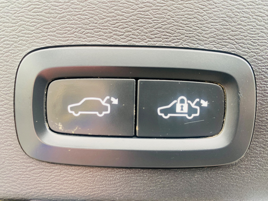 2023 Volvo XC40 - image 28