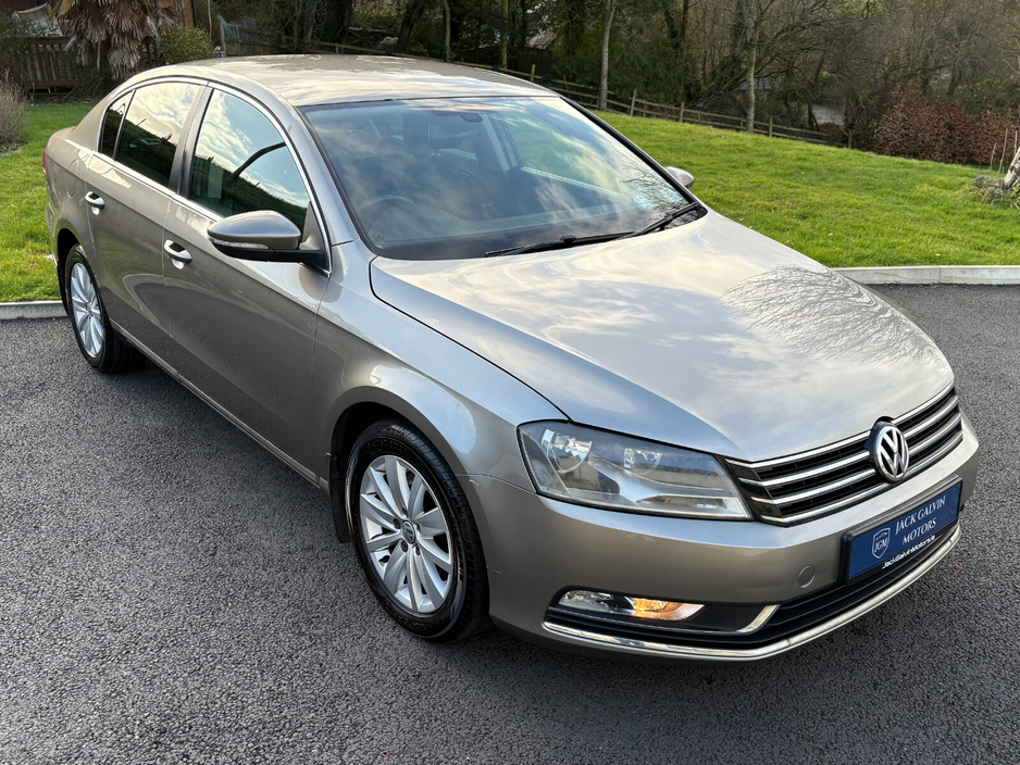 2012 Volkswagen Passat - image 2