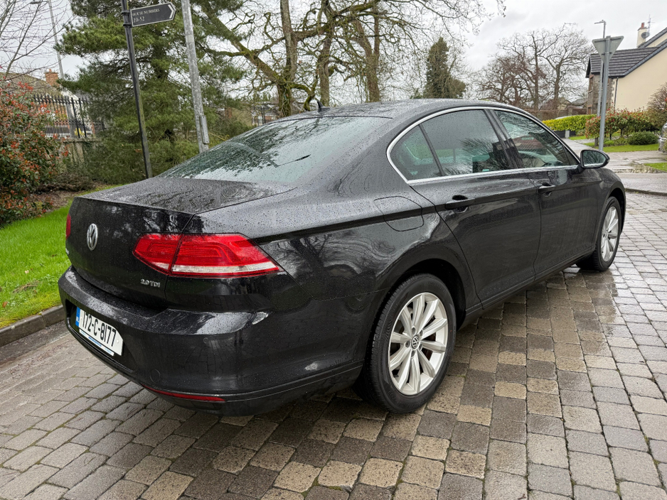 2017 Volkswagen Passat - image 5