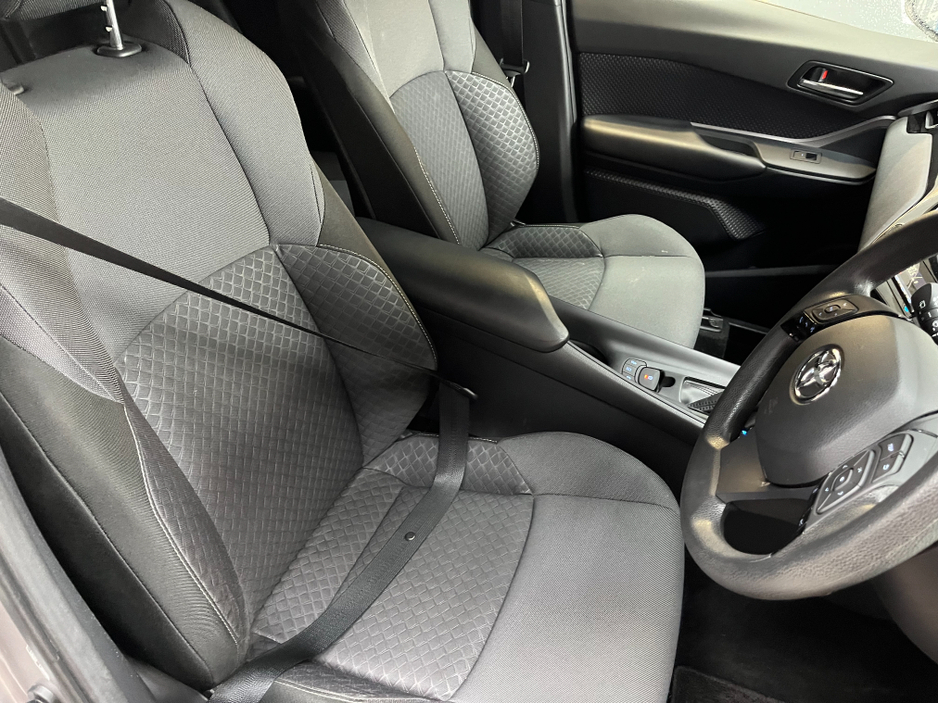 2020 Toyota C-HR - image 10