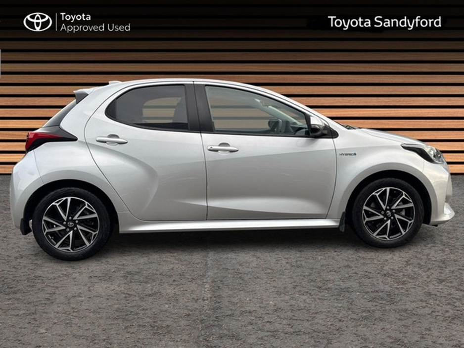2021 Toyota Yaris - image 3