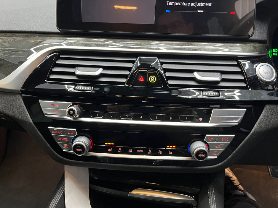 2021 BMW 5 Series - image 21