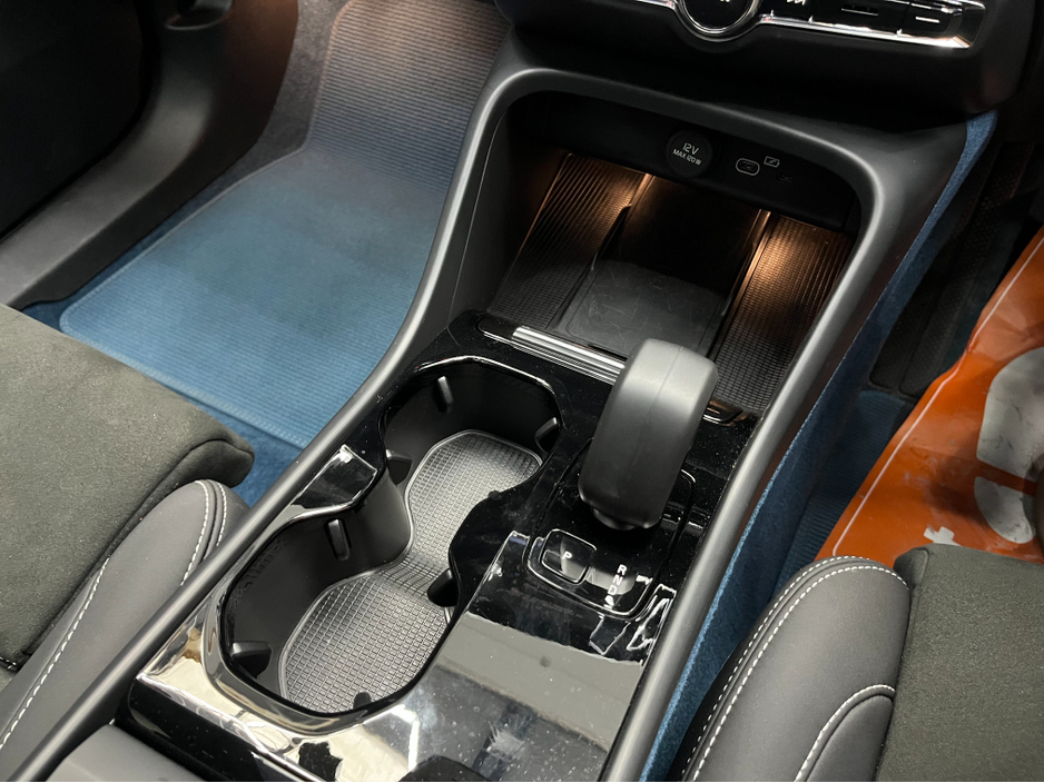 2023 Volvo XC40 - image 23