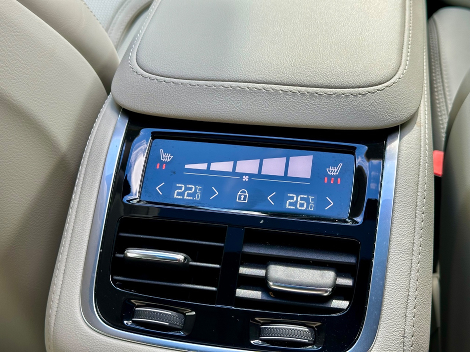2025 Volvo XC90 - image 12